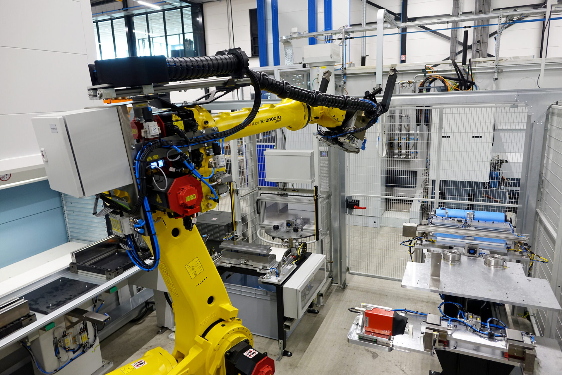 De slijpmachine bij WILA Tooling in Lochem. We zien een FANUC robot in een handlingomgeving.