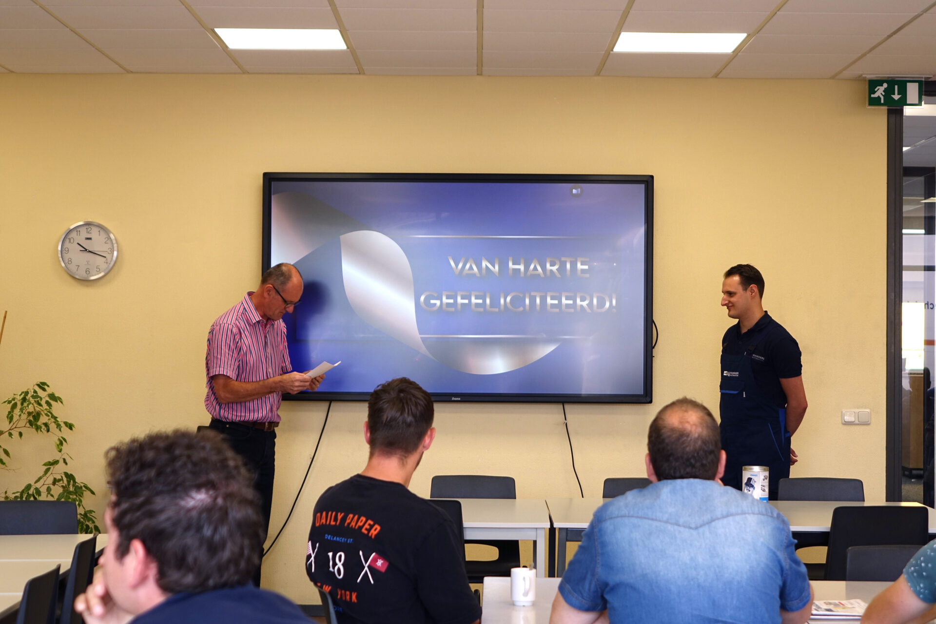 John Thijssen spreekt Luuk Lemmens toe tijdens zijn vijfjarig jubileum