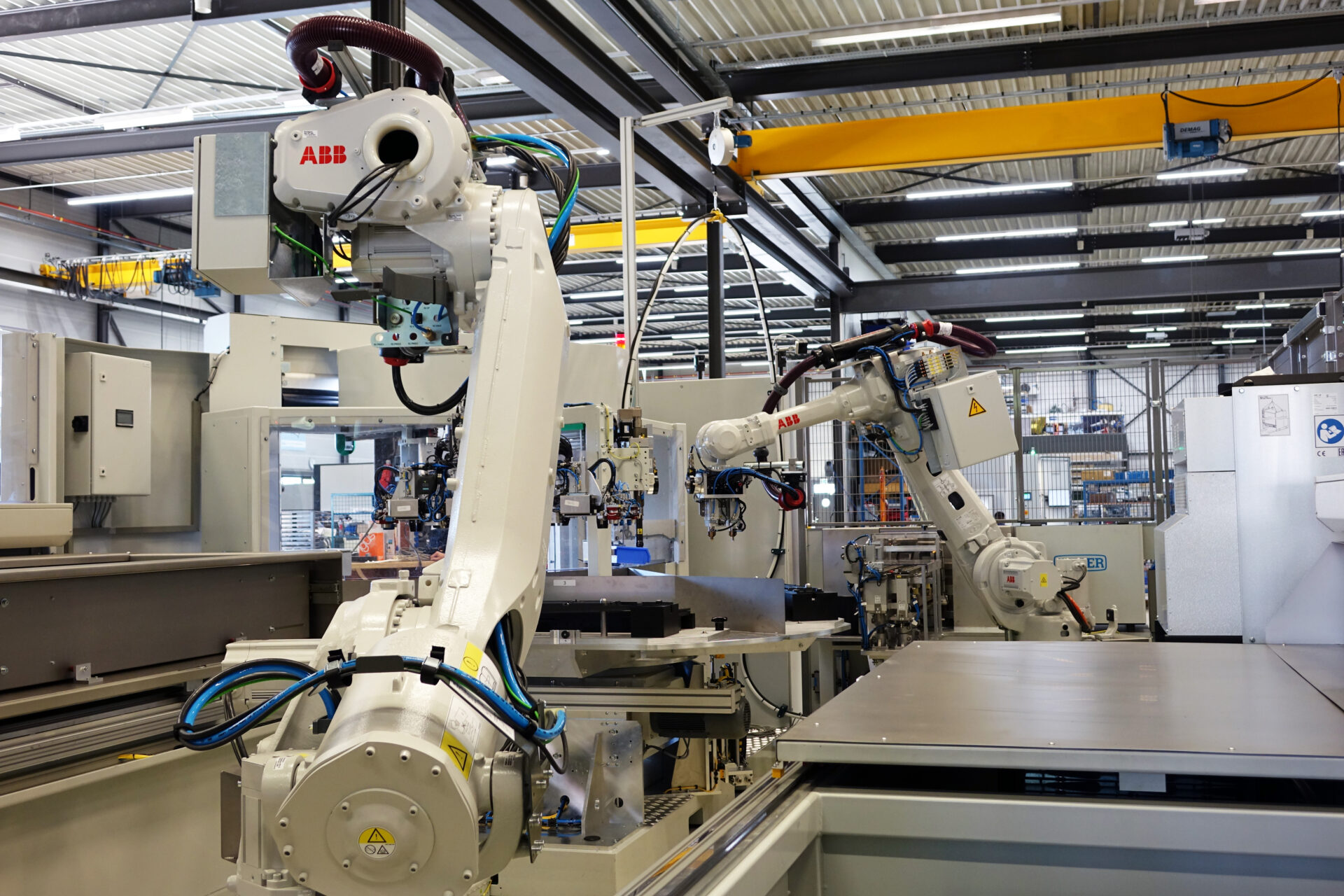 Mechanical joining cell for step-grilles at VDL VDS | Manders Automation
