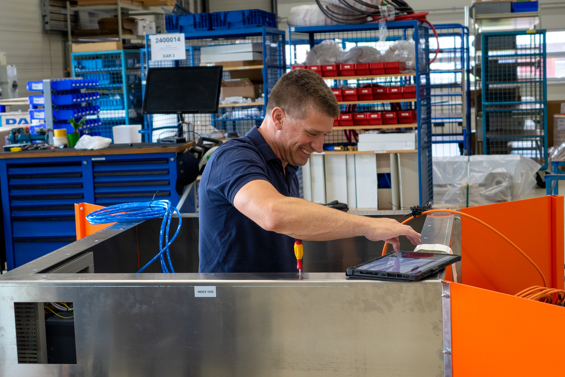 Medewerker van Manders Automation in de assemblagehal monteert een machine