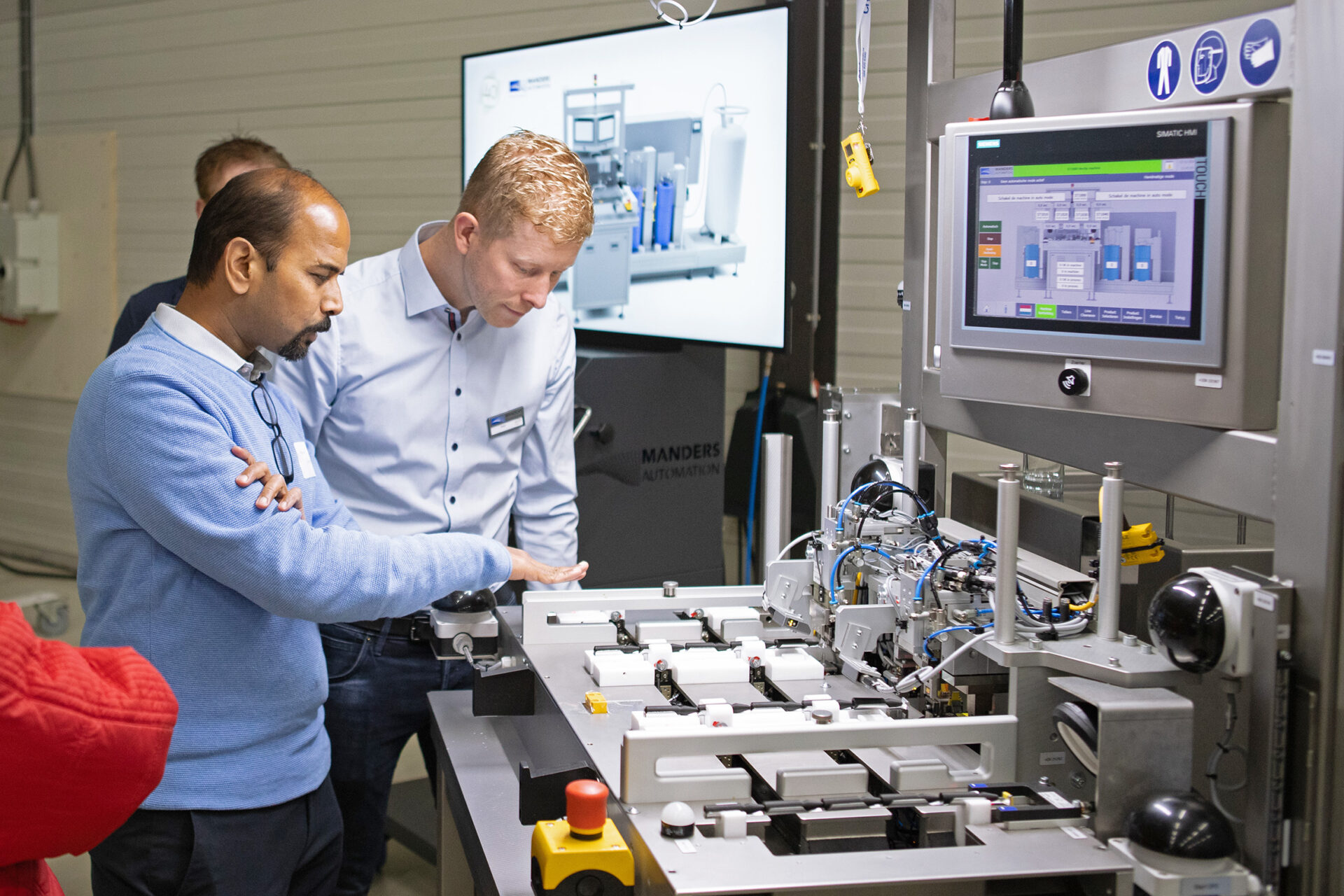 Joep Weerts laat bezoekers op het jubileum een machine zien