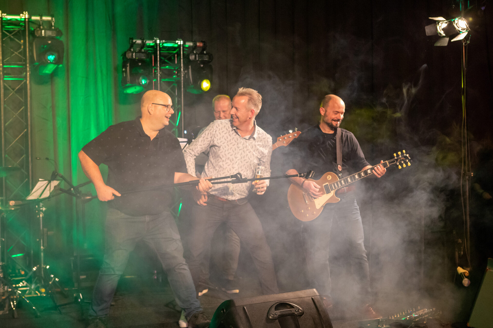 Jos Frederix, Gilvester van Rooij en Rudy Ehren op het podium tijdens de feestavond van het 40-jarig jubileum van Manders Automation