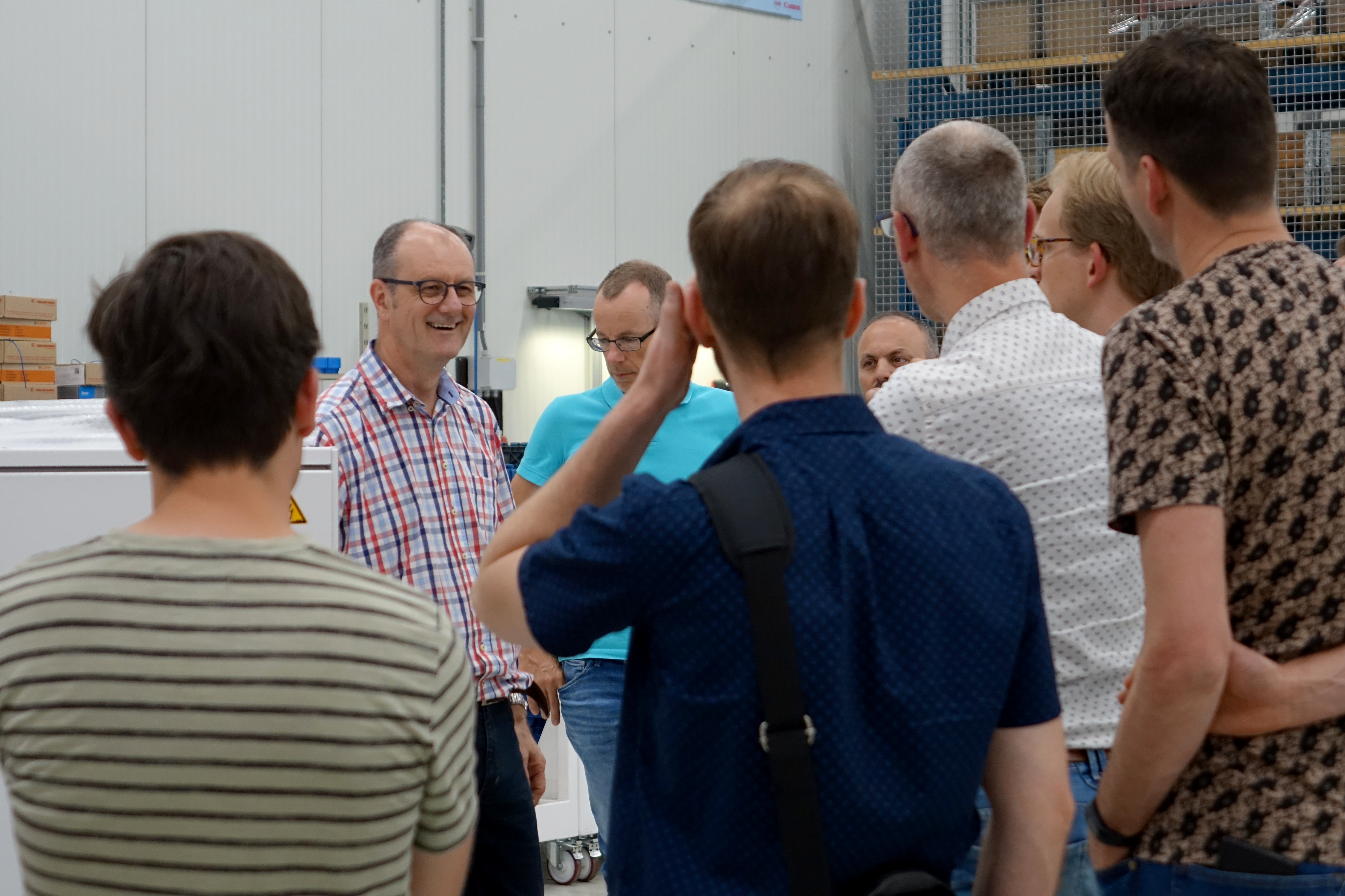 John Thijssen geeft bezoekers van Canon Production Printing uitleg over sealmachines