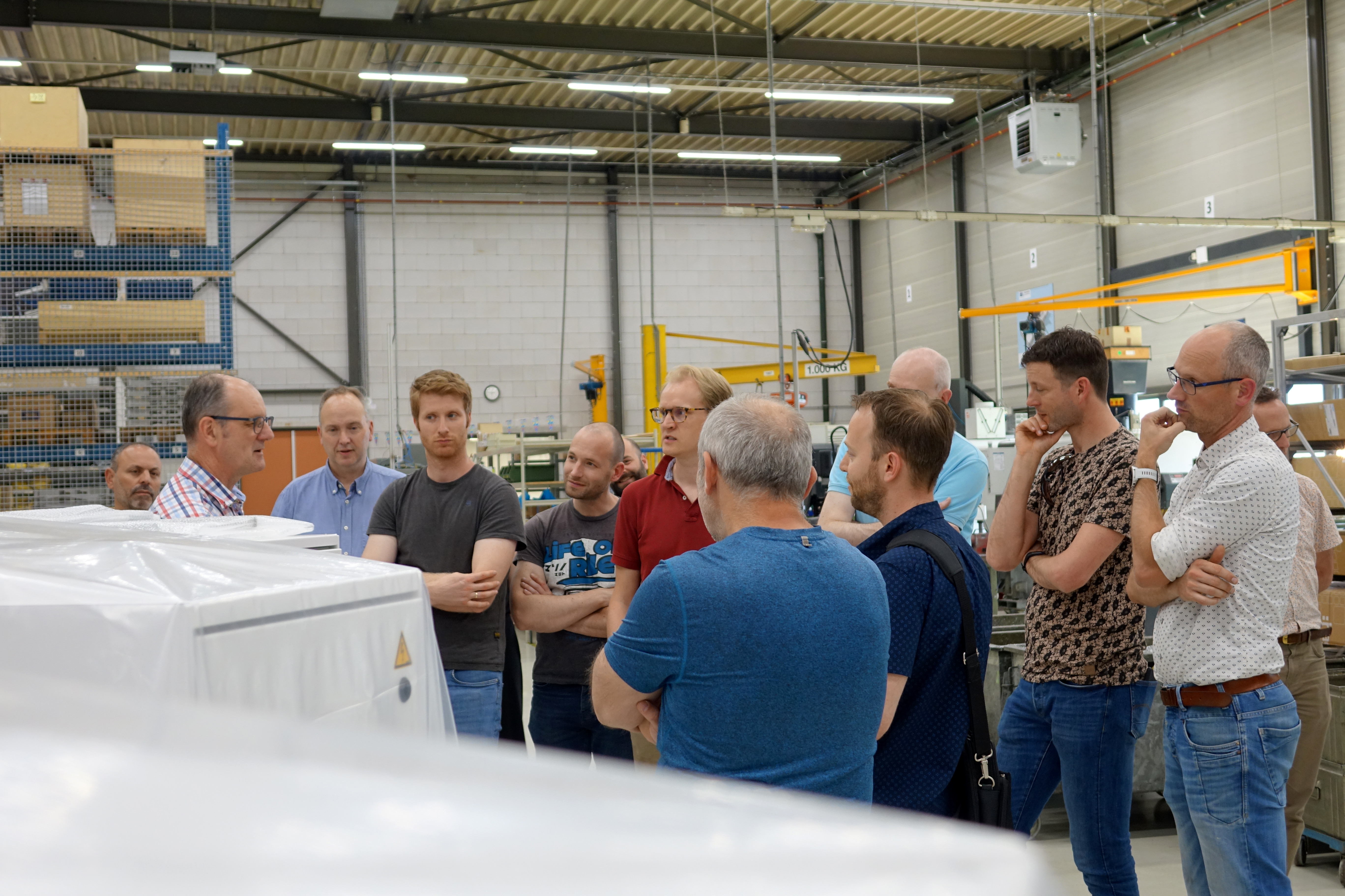 Canon Production Printing op bezoek bij Manders Automation. John Thijssen geeft de groep uitleg over sealmachines.