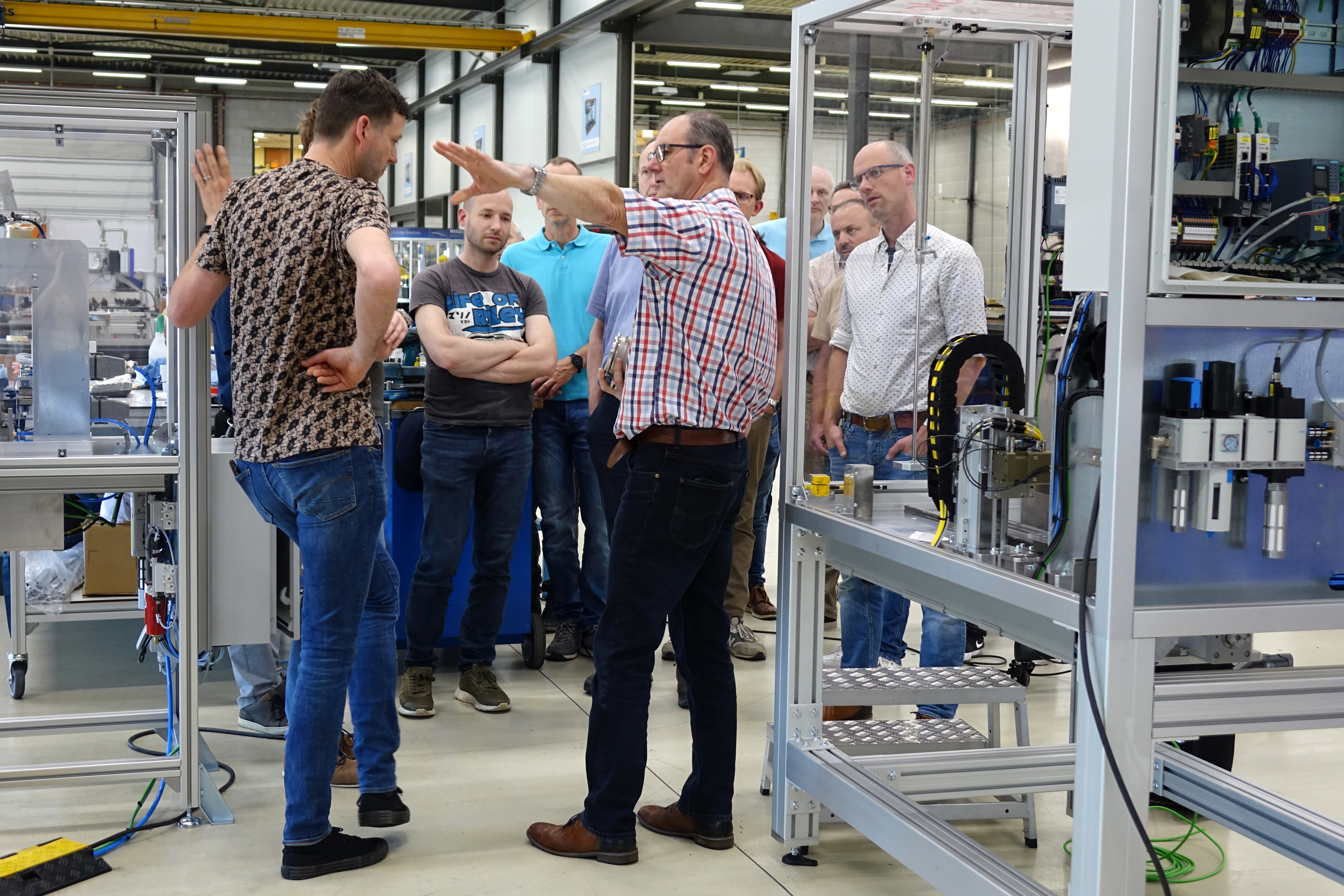 John Thijssen geeft bezoekers van Canon Production Printing uitleg over de machines bij Manders Automation